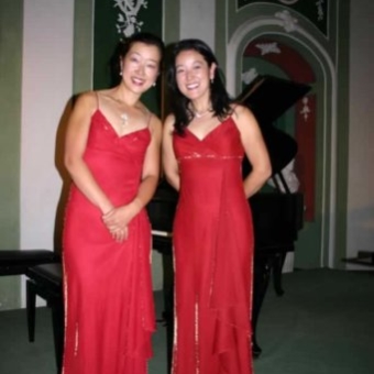 The Mack Sisters duo pianists
